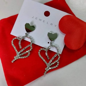  Обеци със сърца Love