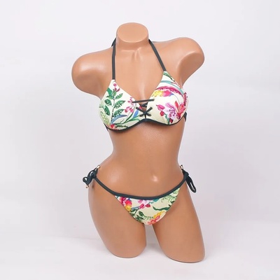 Бледожълт бански с екзотични цветя и листа - чашка В