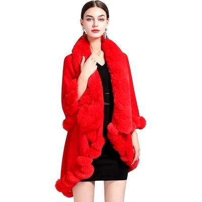 Червена дамска пелерина с пухкава яка