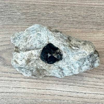 Nefertitis Obsidián Apačská slza v matrixu USA 99 NF64918 - cca 2,4 cm, 280 g