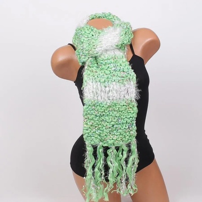 Плетен зимен шал в зелено и бяло с ресни