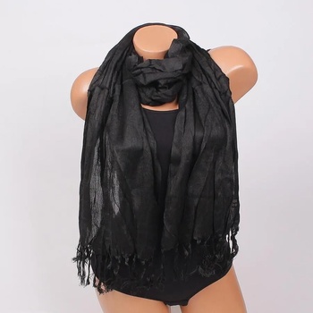 Image 1 of Дамски шал в черно с ресни