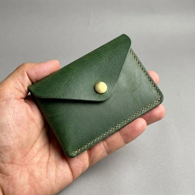 Zelená mini kožená peněženka MAJESTIQ POCKET s gravírováním