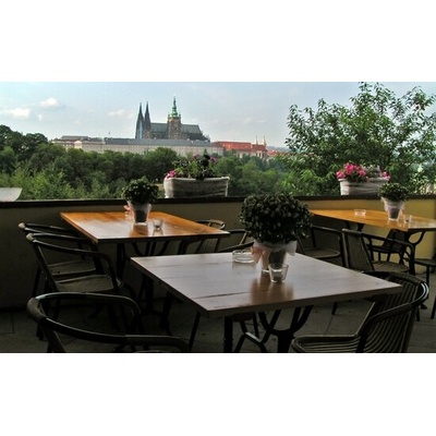 Vynikající tříchodové menu s nádherným výhledem na Prahu v restauraci Petřínské Terasy pro 2 osoby