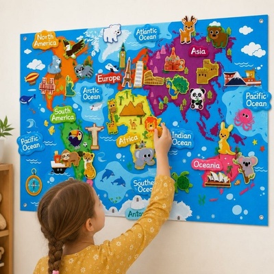 Plstená detská mapa sveta so zvieratkami a pamiatkami
