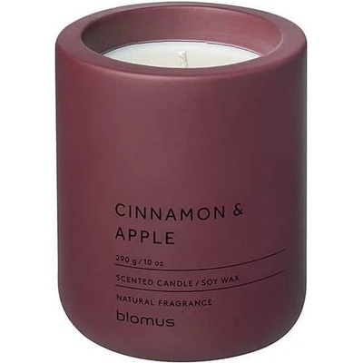 Blomus (Германия) Ароматна свещ BLOMUS FRAGA с аромат Cinnamon & Apple - Ø9 х 11 см - цвят бордо (BLOMUS 66453)