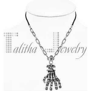 Talitha Готик колие " Ръка на скелет"