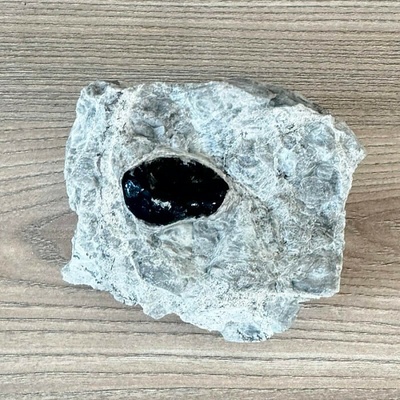 Nefertitis Obsidián Apačská slza v matrixu USA 105 NF64923 - cca 3,2 cm, 468 g