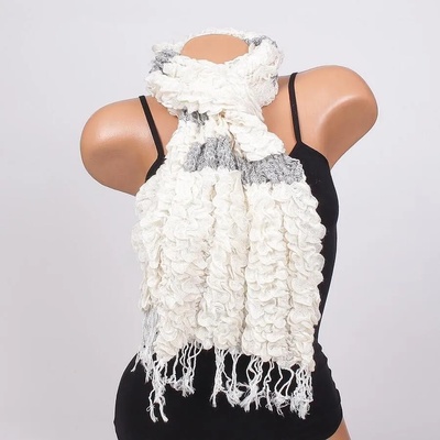 Дамски моден шал в бяло със златисто ламе