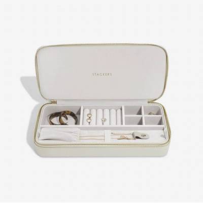Stackers cestovní šperkovnice Oatmeal Sleek Necklace Zipped Jewellery Box krémová 75628