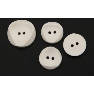 Dierkový gombík - zdobenie trojuholníkom - lomená biela - priemer 1,6cm