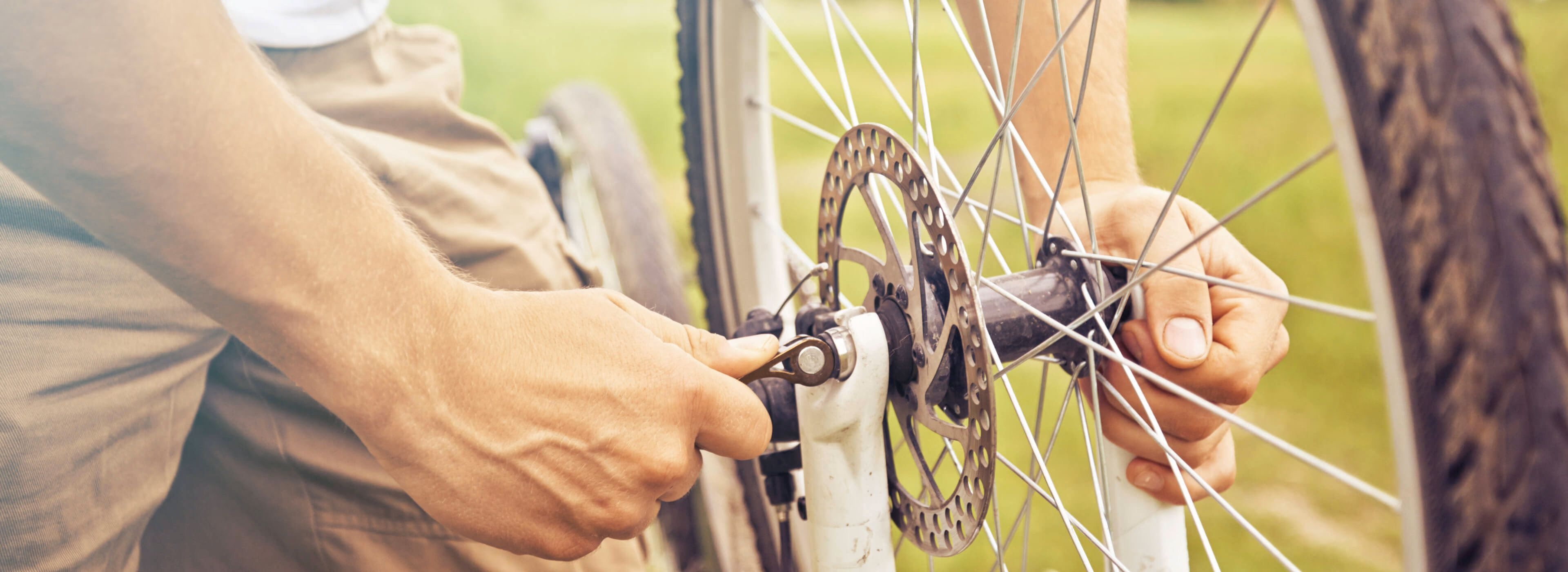 Reparații esențiale pentru bicicleta ta - pană, întreținerea lanțului și reglarea frânei sau a schimbătorului