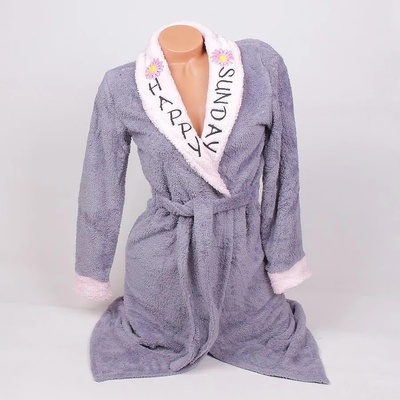 Пухкав сив халат с надпис и цвете
