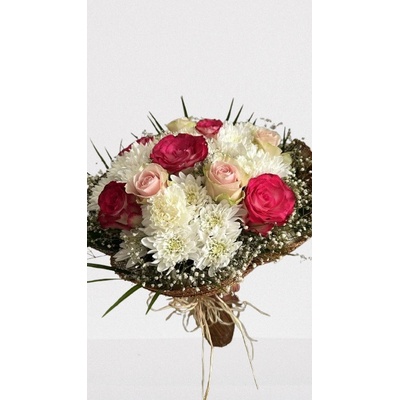 БУКЕТ С ЦВЕТНИ РОЗИ И БЕЛИ ХРИЗАНТЕМИ