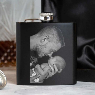 Ploskačka čierna s gravírovaním obrázku 180 ml