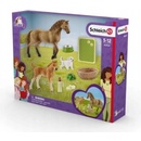 Schleich 42432 Set žriebä a Quarter kôň so šteniatkom a doplnkami