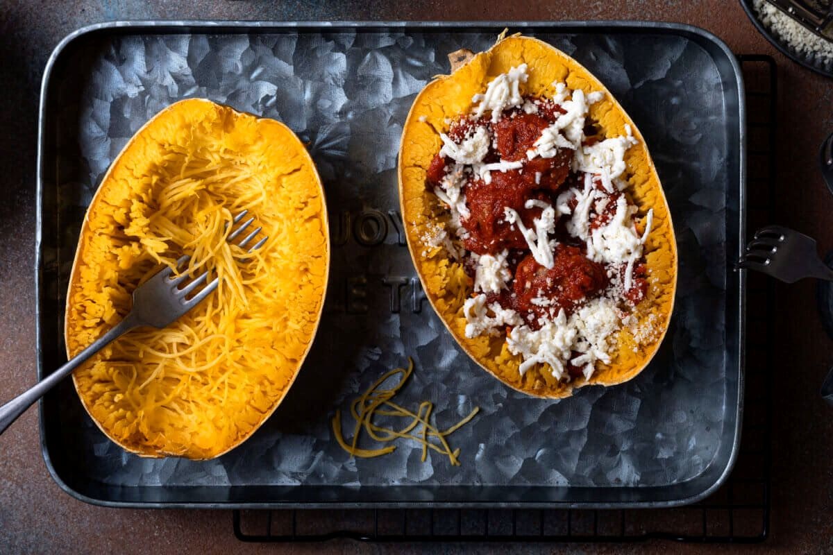 Dovleac spaghetti la cuptor, gratinat cu carne tocată, legume și brânză Dovleac spaghetti la cuptor, gratinat cu carne tocată, legume și brânză
