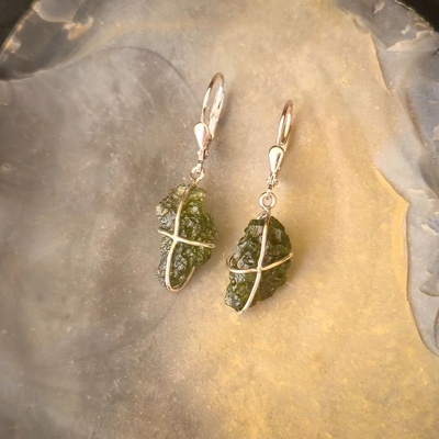 Vltavín Moldavite Stříbrné visací náušnice s nebroušenými vltavíny P36 0002