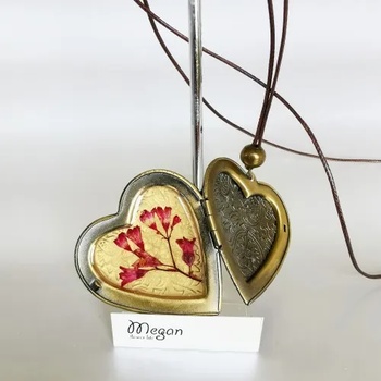 Megan Flower Life Медальон за снимка сърце - старо злато