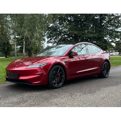 Jízda v Tesle Model 3 Performance Praha