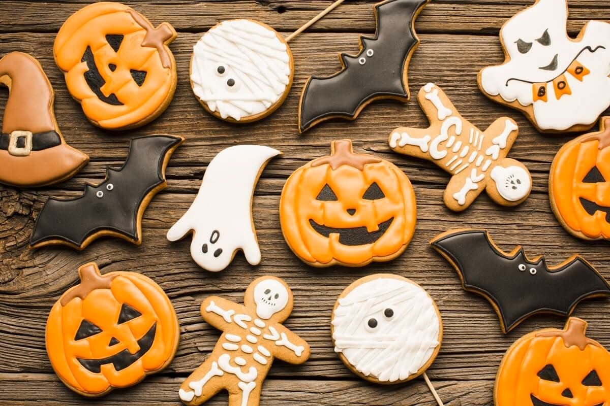Fursecuri cu forme de Halloween - fantome, dovleci, schelete și pălării de vrăjitoare