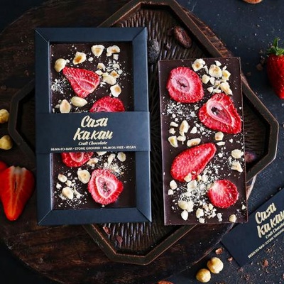 Casa Kakau Veganská řemeslná s jahodami a lískovými oříšky 70 g