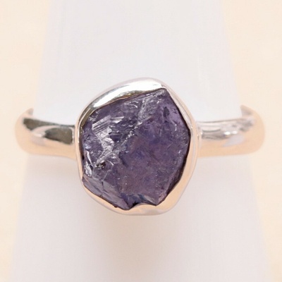 Nefertitis Tanzanit surový prsten stříbro LOT401