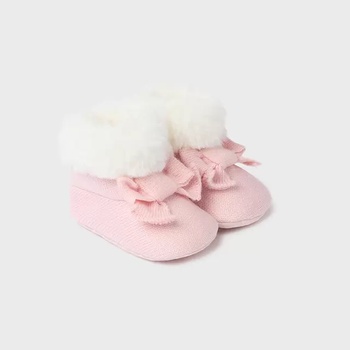 Mayoral Трикотажни ботушки за новородено момиче в бледо розово Mayoral с панделки