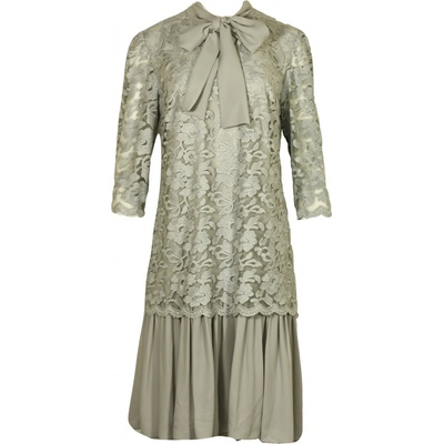 Glam dámské krajkované šaty s vázačkou a volánem šedá