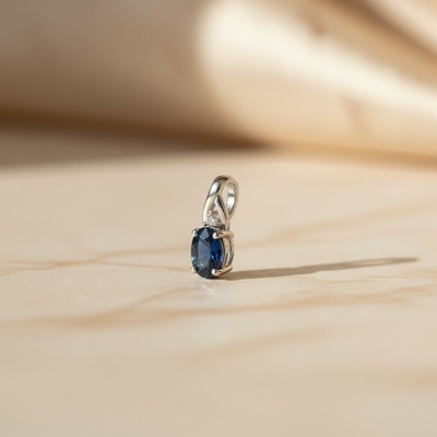 GEMS Minimalistický briliantový prívesok s modrým zafírom 387435200092