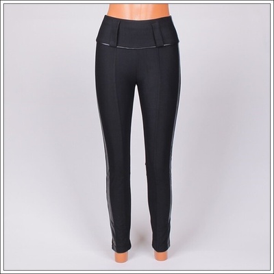 Ефектен клин в черен цвят с широк ластик на талията и кожена лента отстрани