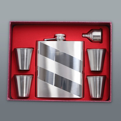 Ploskačka Stripe XXLs pohárikmi a lievikom 540 ml