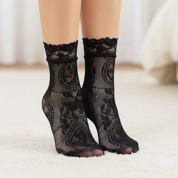 Къси дантелени чорапи в черно