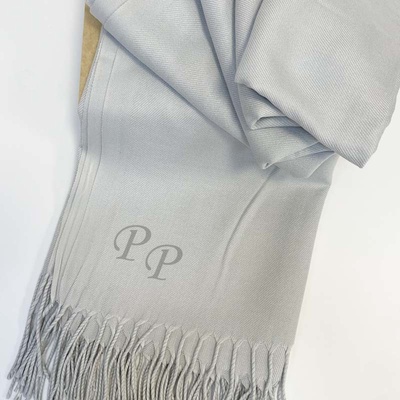 Luxusní pašmínová šála šedá s vlastním monogramem – Zboží Mobilmania