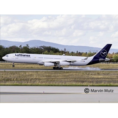 REVELL Plastic ModelKit letadlo 03803 A340 300 Lufthansa New Livery 1:144