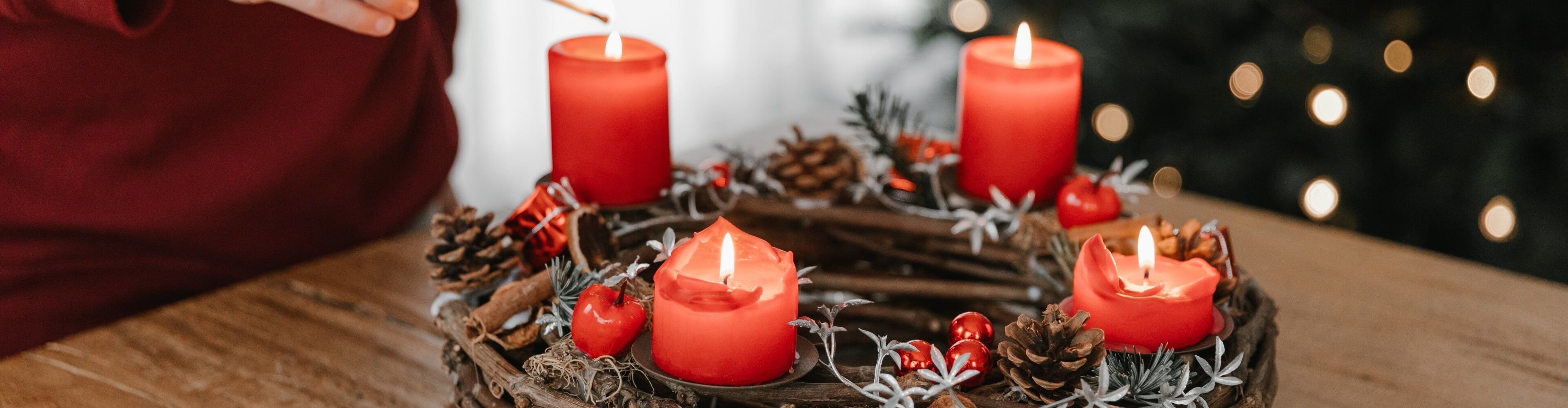 Adventi koszorú az asztalon, égő gyertyákkal
