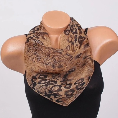 Дамско кафяво фишу с леопардов десен