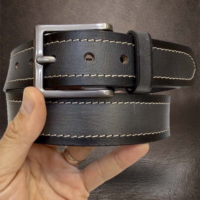 Na přání s monogramem. pánský pásek COMBO Leather šedo-černý s monogramem