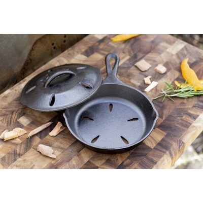 Lodge Litinová děrovaná pánev s děrovanou pokličkou 16 cm