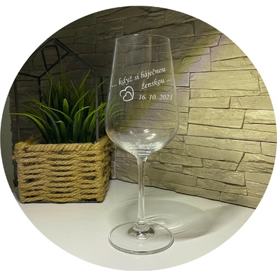 Dekorace skla Pískovaná svatební sklenice na víno “Když si báječnou ženskou” 340 ml