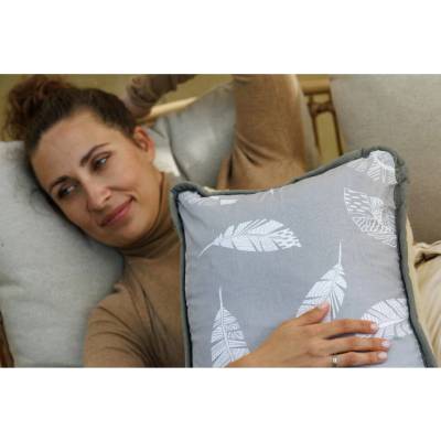 Wooline vankúš z Európskej Merino vlny sivý s pierkami 40x45