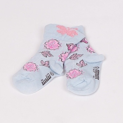 Бебешки къси чорапи в светлосиньо с пеперуди и листа