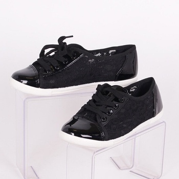 Летни лачени обувки в черен цвят с дантела и връзки