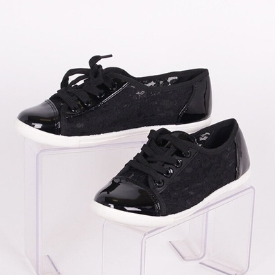 Летни лачени обувки в черен цвят с дантела и връзки