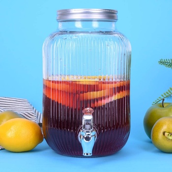 Красив стъклен буркан с канелка във винтидж стил