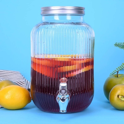 Красив стъклен буркан с канелка във винтидж стил