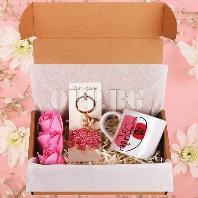 Подаръчен комплект с красива чаша вечни рози и уникален ключодържател