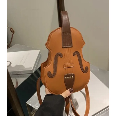 Hnedá dámska crossbody kabelka v tvare huslí