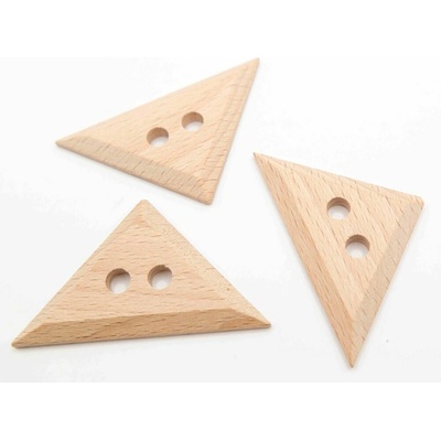 Drevený gombík s dierkami - trojuholník - prírodný - 5 cm x 2,9 cm