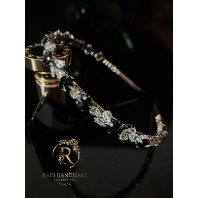 Radi handmade Елегантна диадема с черни камъни в орнамент (931)